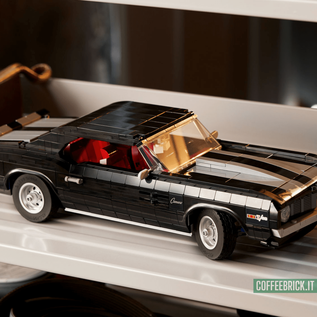 Erkunde die Vergangenheit mit Eleganz: Das Chevrolet Camaro Z28 10304 LEGO® Set mit 1456 Teilen - CoffeeBrick.it