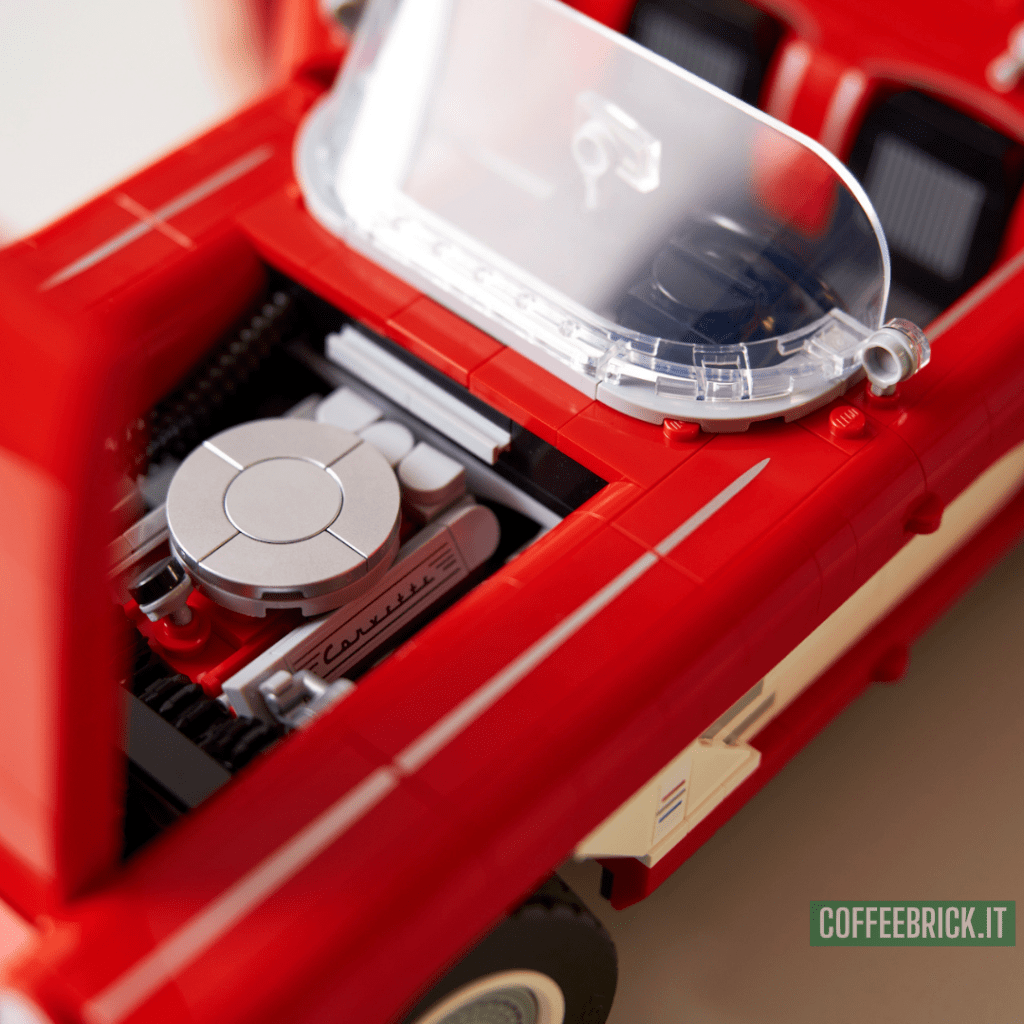Exploramos la Nostalgia con el Set Corvette C1 10321 LEGO®: El Chevrolet Corvette C1 de 1961 en 1210 Piezas - CoffeeBrick.it