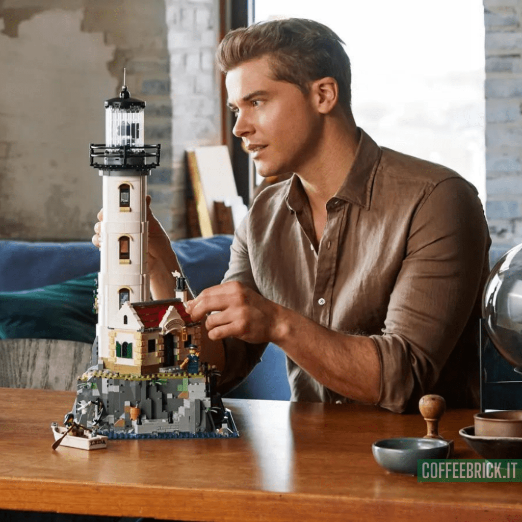 Erkunde die Magie von Leuchttürmen und dem Meer mit dem fantastischen Motorisierter Leuchtturm 21335 LEGO® - CoffeeBrick.it